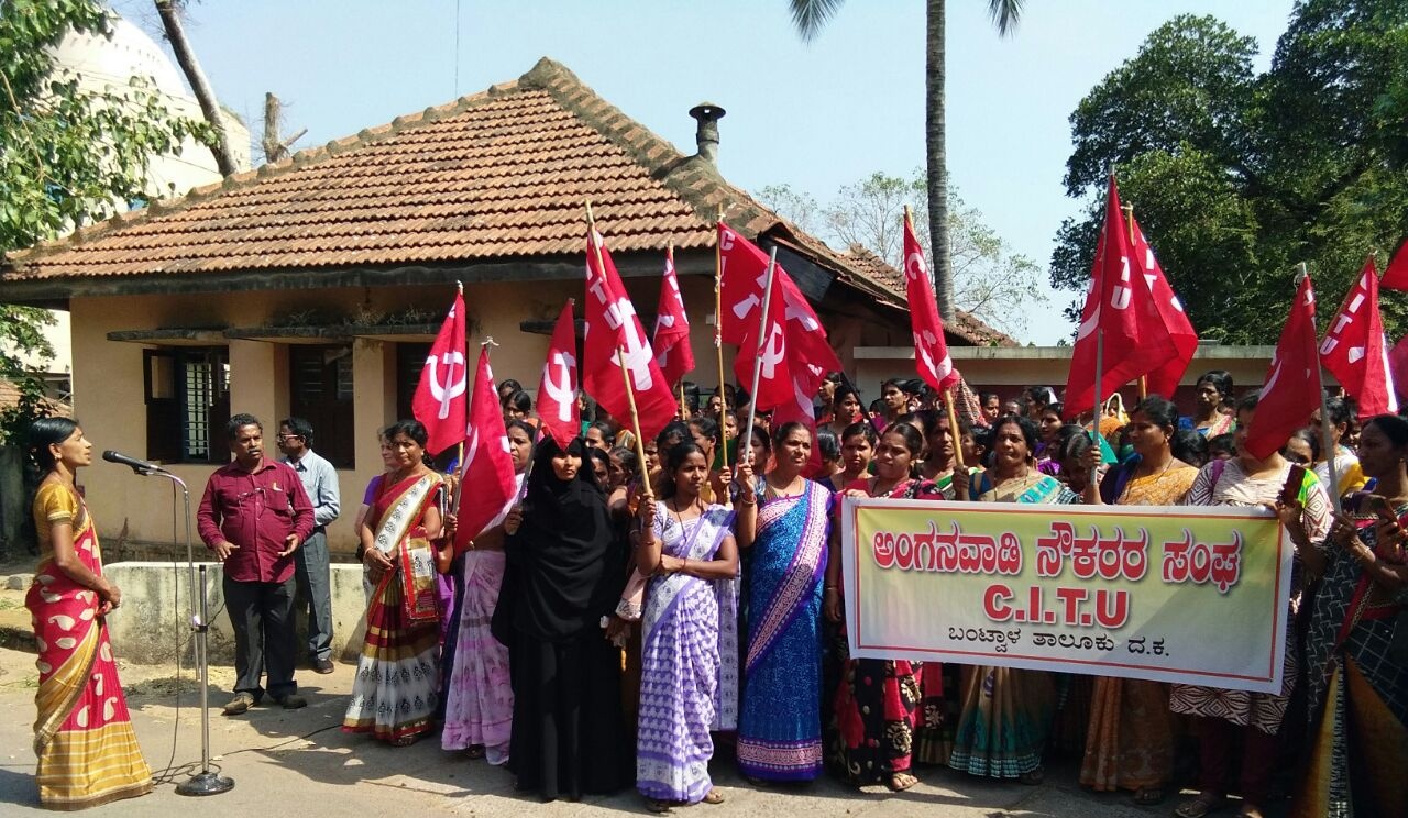 ಮಂಗಳೂರು: ಅಂಗನವಾಡಿ ನೌಕರರಿಂದ ಪ್ರತಿಭಟನೆ